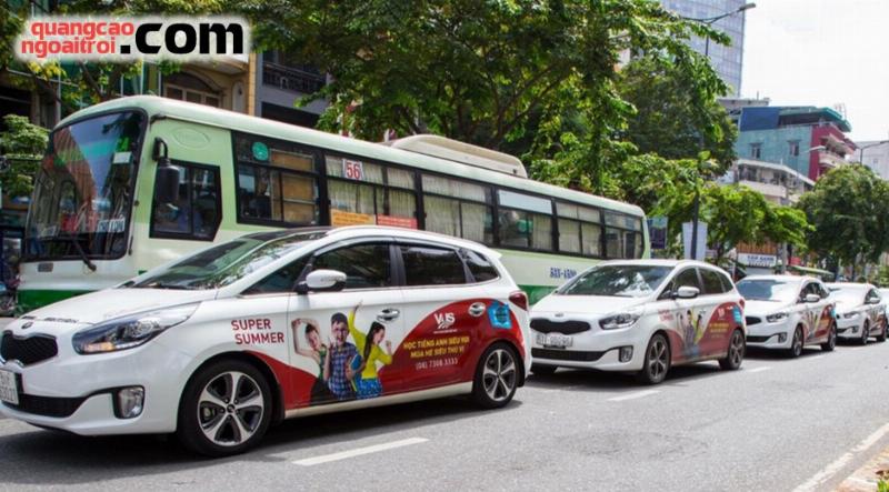 Hinh anh xe taxi hieu hong voi logo va so hieu ro rang
